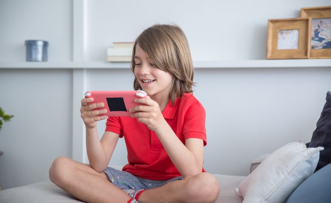 Coorte escocesa de dez anos: contar as horas de tela explica menos do que se imagina