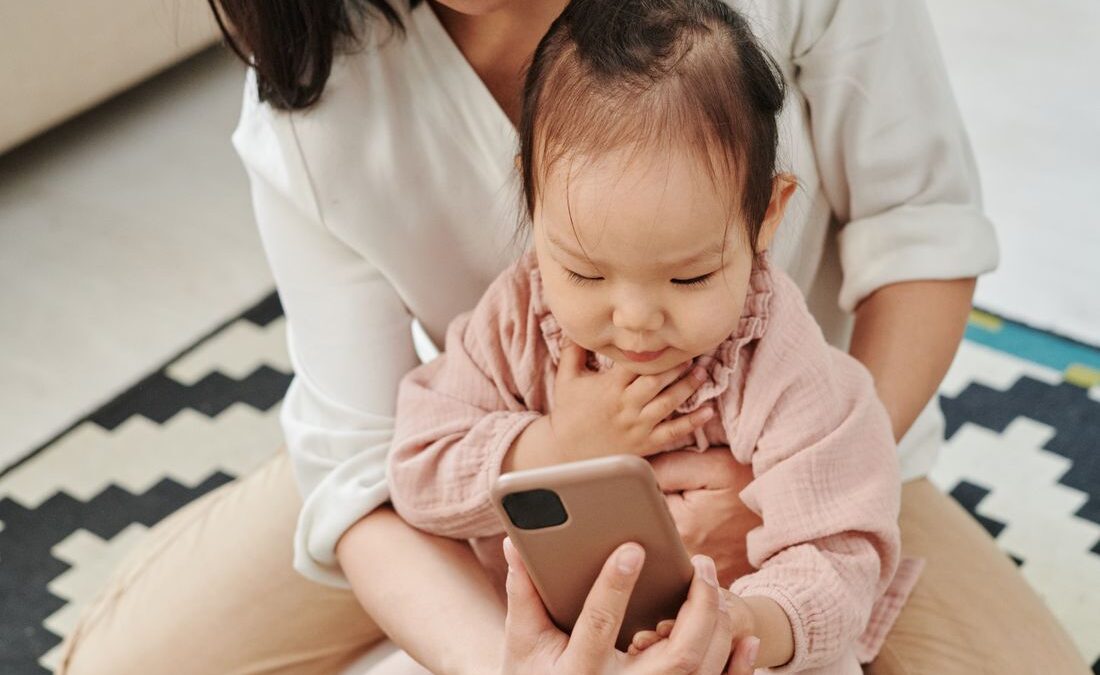 Pai que olha o celular no meio da conversa: 80% do efeito passa pela intimidade da família